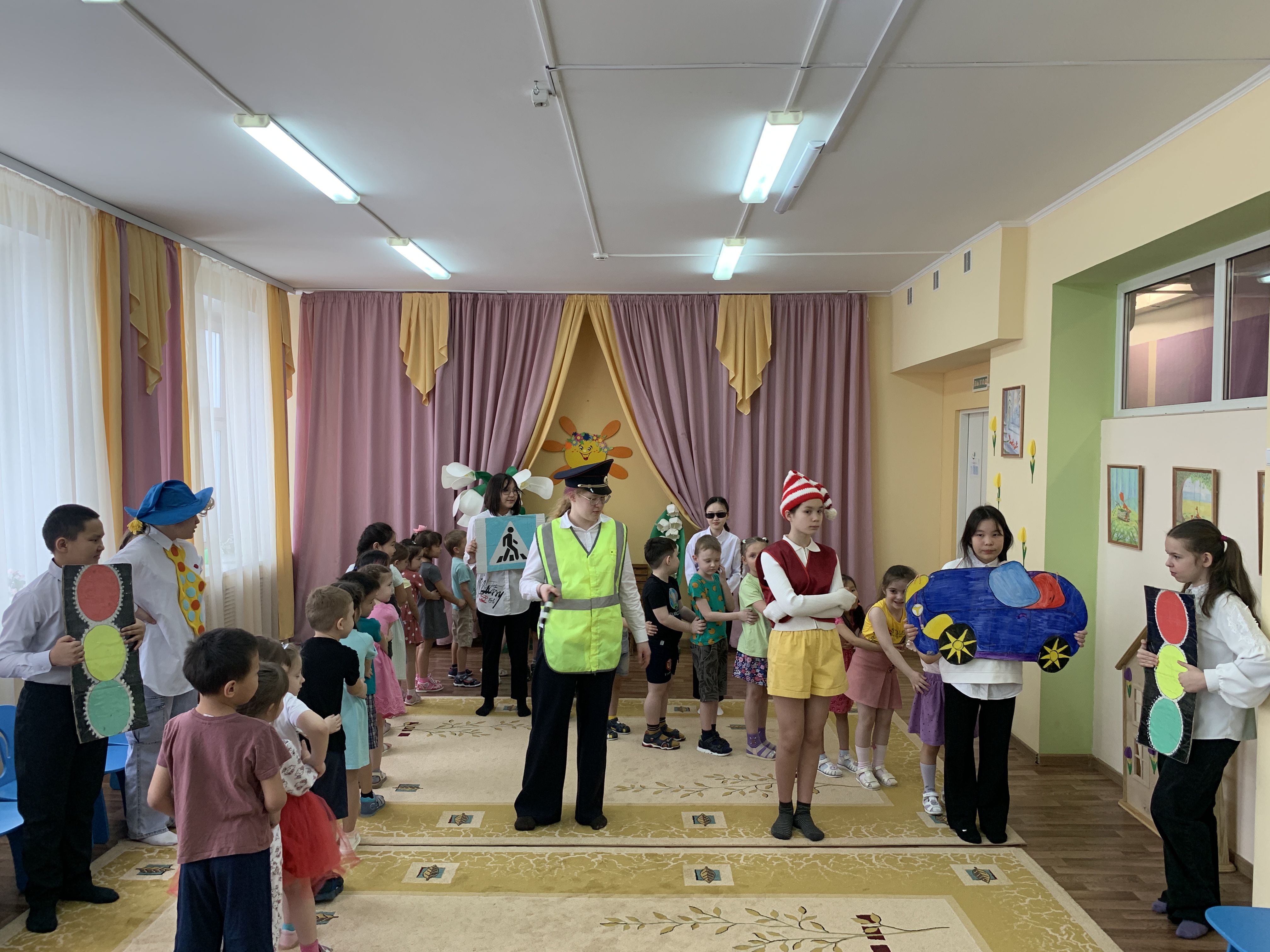 Юные инспекторы движения Политехнического лицея посетили детский сад № 54 «Белоснежка»